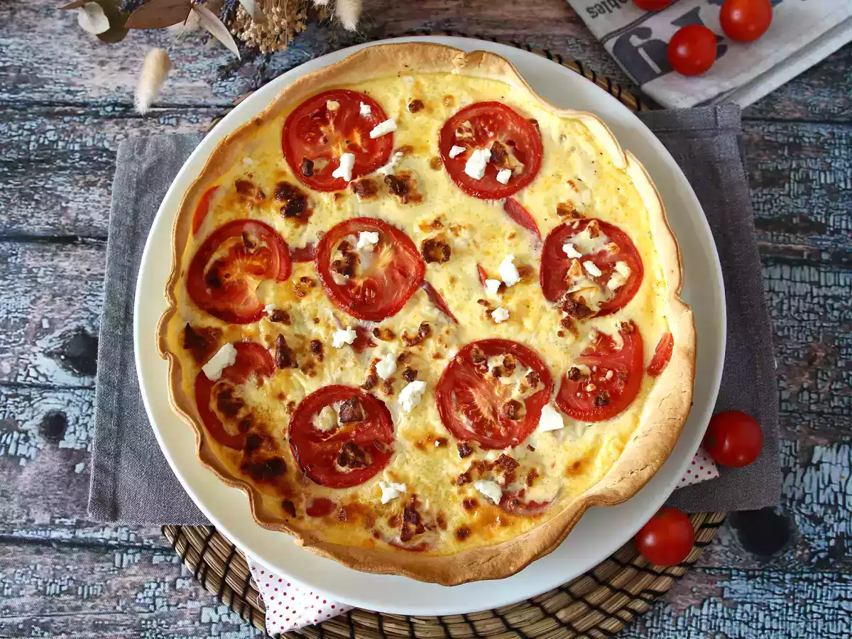 Vegetarisk quiche med tomat og feta, perfekt til at tage med på picnic!