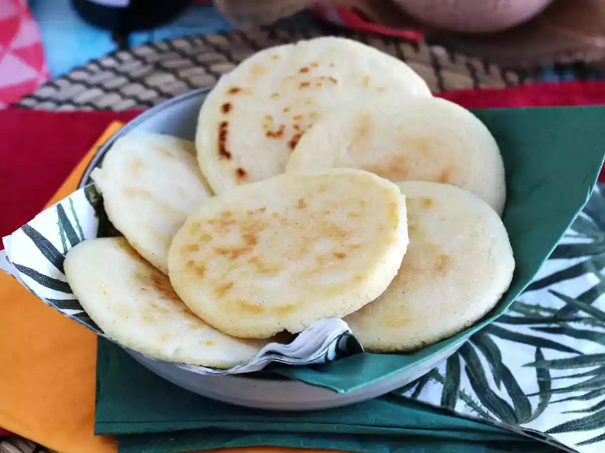 Venezuelanske arepas, glutenfri rundstykker lavet med kun 3 ingredienser