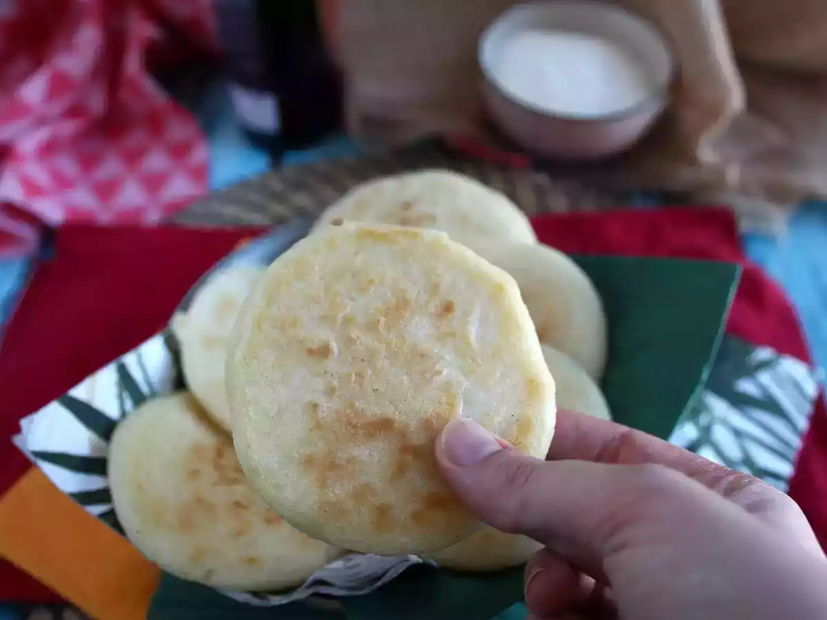 Venezuelanske arepas, glutenfri rundstykker lavet med kun 3 ingredienser - foto 2