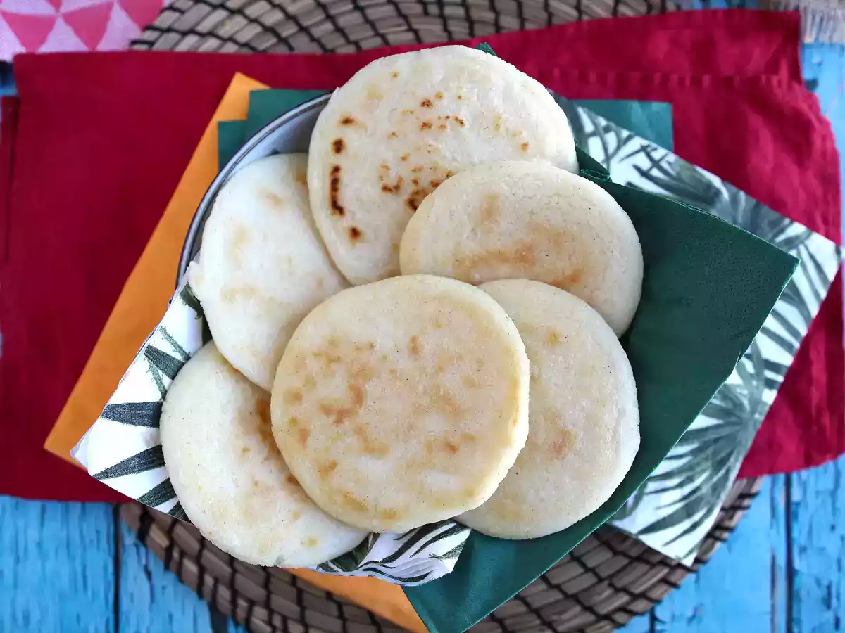 Venezuelanske arepas, glutenfri rundstykker lavet med kun 3 ingredienser - foto 3