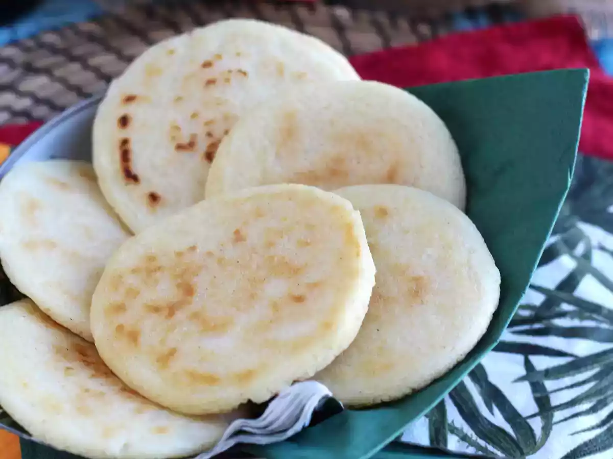 Venezuelanske arepas, glutenfri rundstykker lavet med kun 3 ingredienser - foto 4