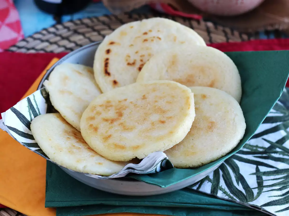 Venezuelanske arepas – glutenfri rundstykker med kun 3 ingredienser