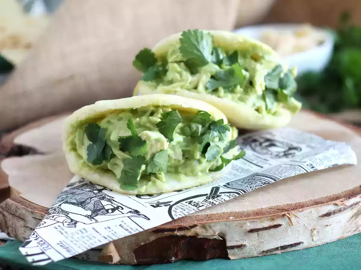 Venezuelanske arepas med kylling og avocado - Reina Pepiada