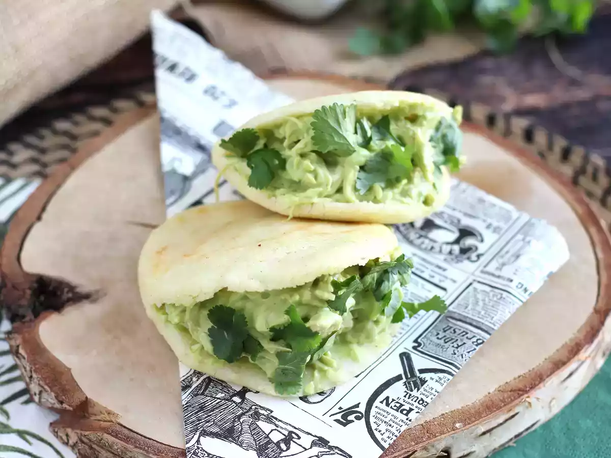 Venezuelanske arepas med kylling og avocado - Reina Pepiada - foto 2