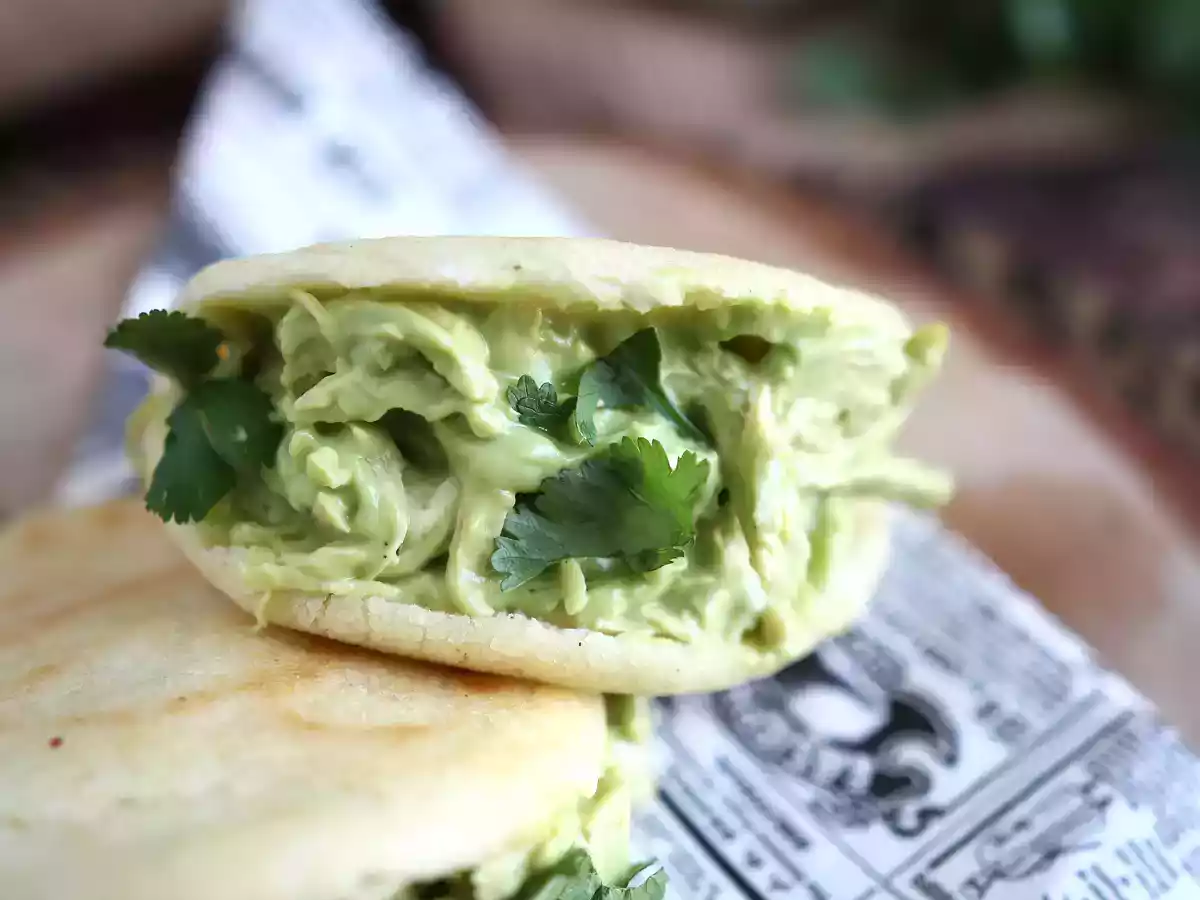 Venezuelanske arepas med kylling og avocado - Reina Pepiada - foto 3