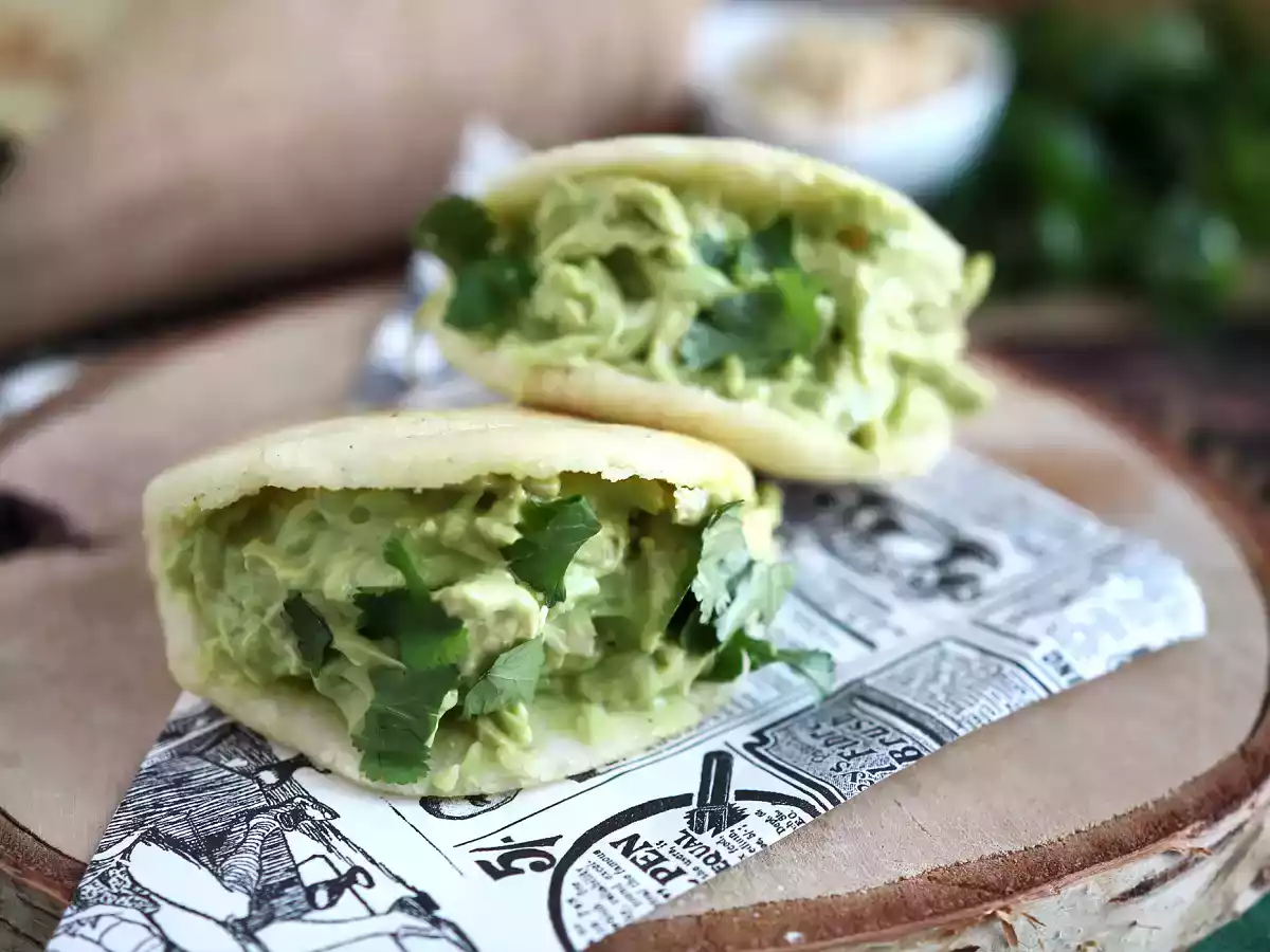 Venezuelanske arepas med kylling og avocado - Reina Pepiada - foto 4