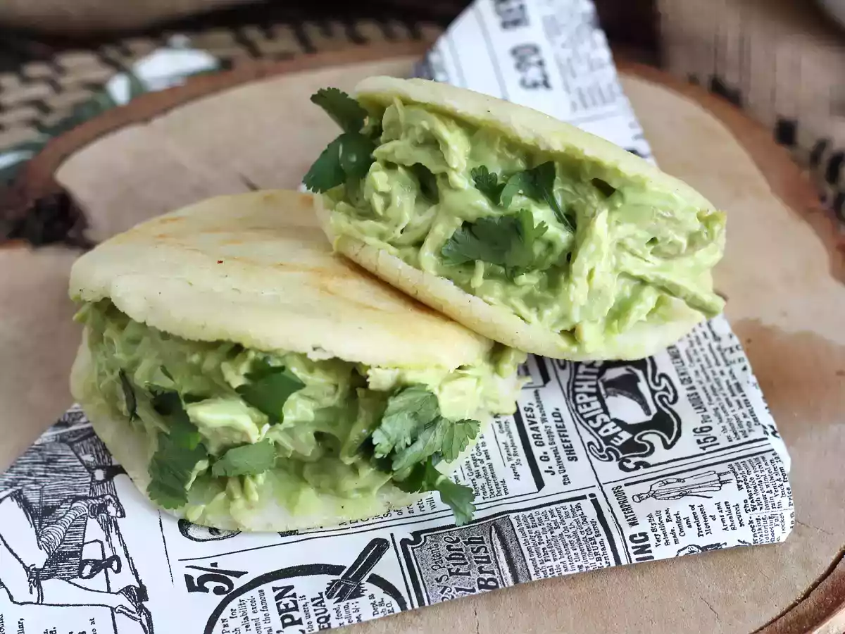 Venezuelanske arepas med kylling og avocado - Reina Pepiada - foto 5