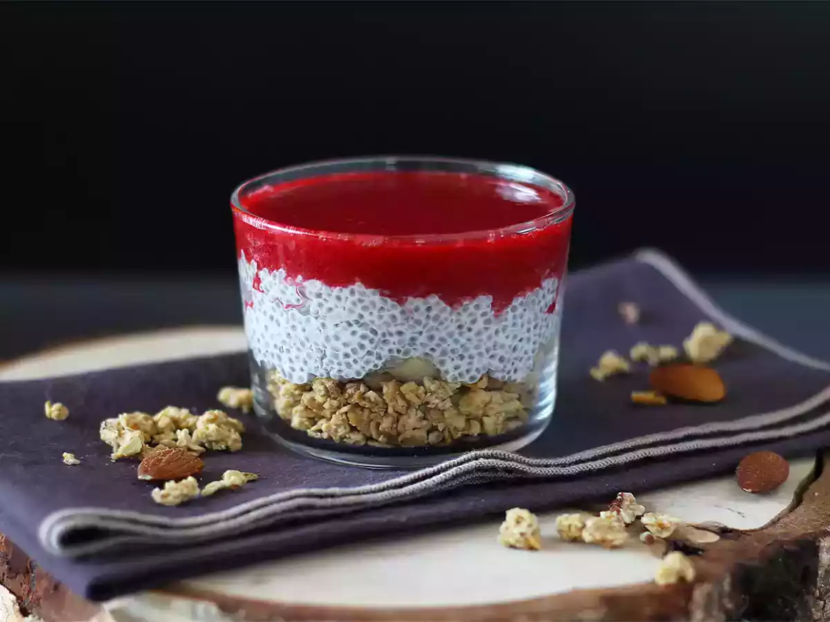 Verrines af chiabudding med kokosmælk, hindbær og granola