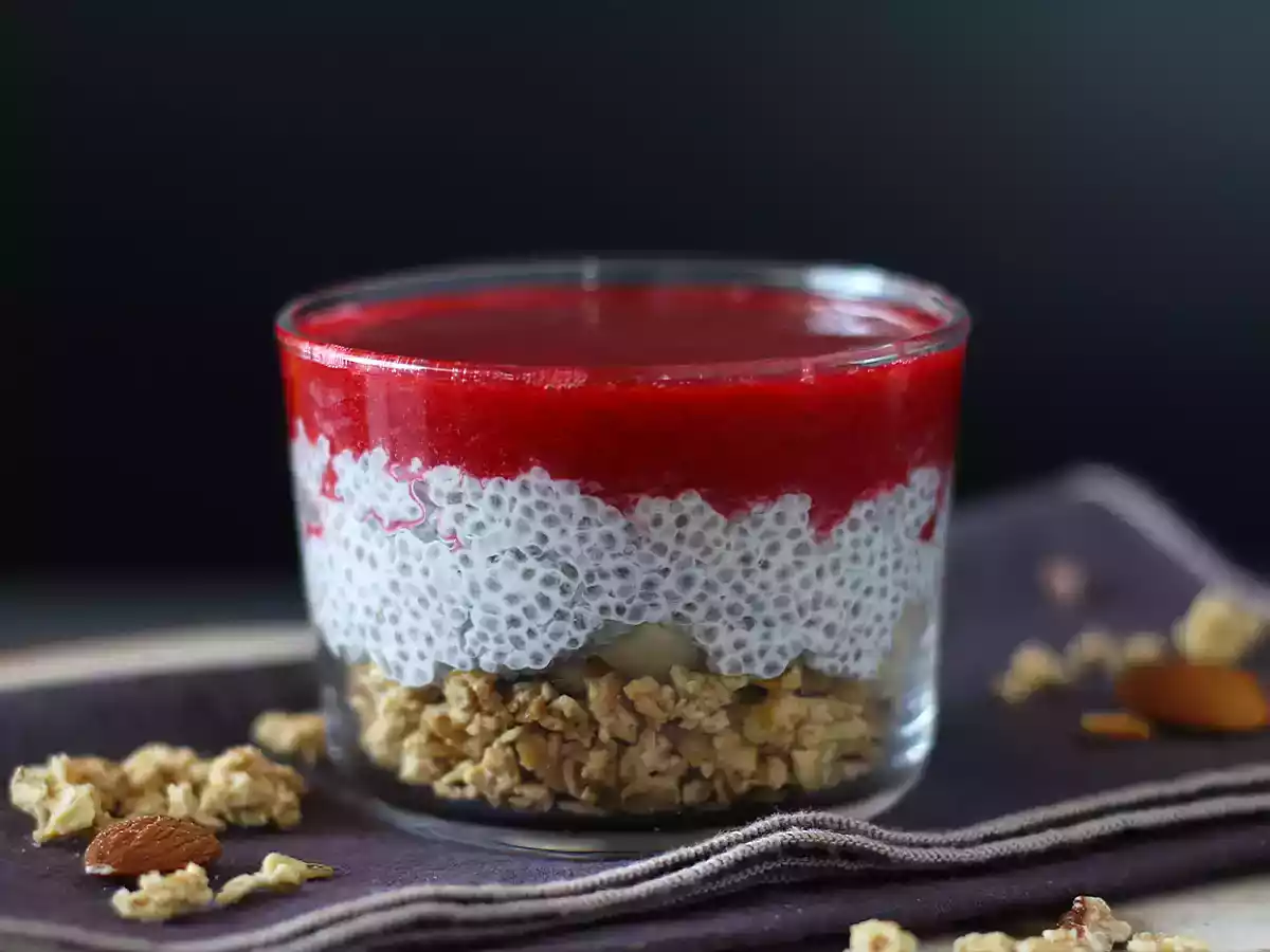 Verrines af chiabudding med kokosmælk, hindbær og granola - foto 2