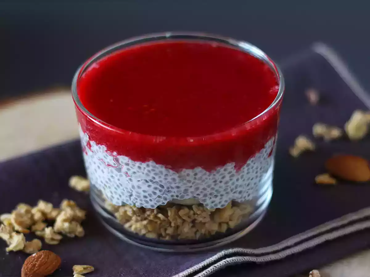 Verrines af chiabudding med kokosmælk, hindbær og granola - foto 3