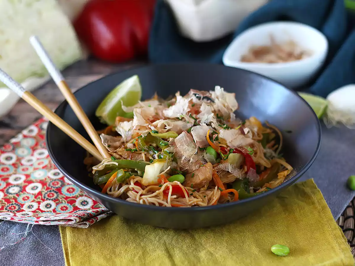 Yakisoba, wokede nudler med grøntsager