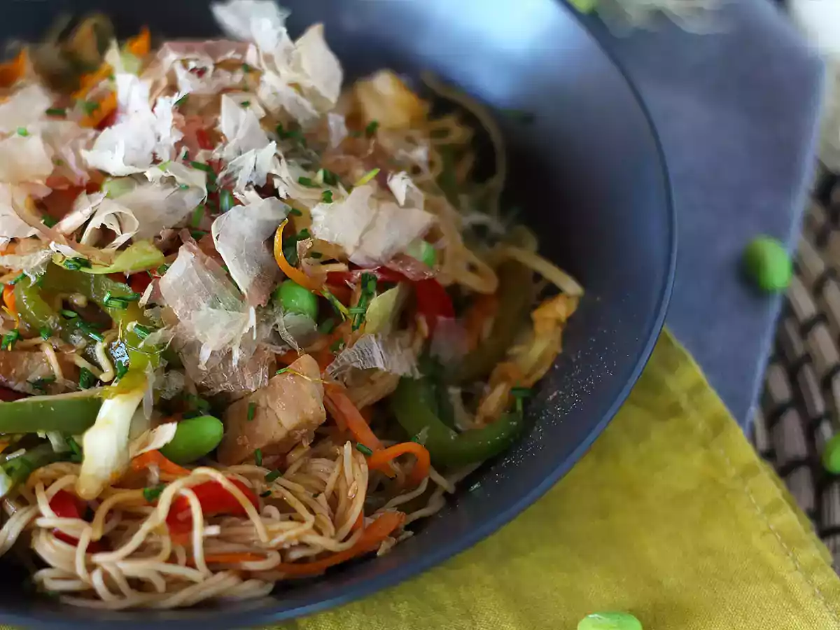 Yakisoba, wokede nudler med grøntsager - foto 2