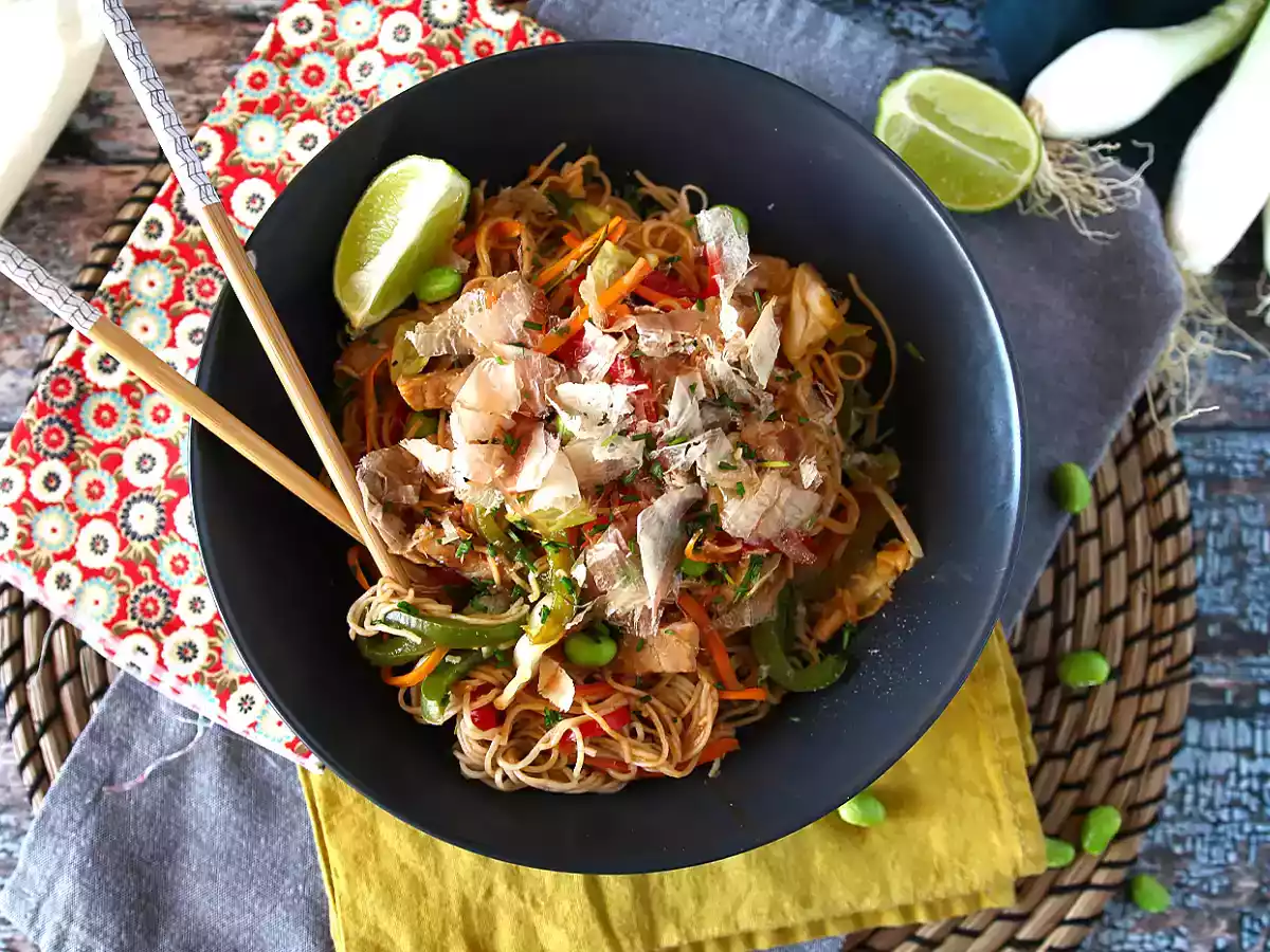 Yakisoba, wokede nudler med grøntsager - foto 3