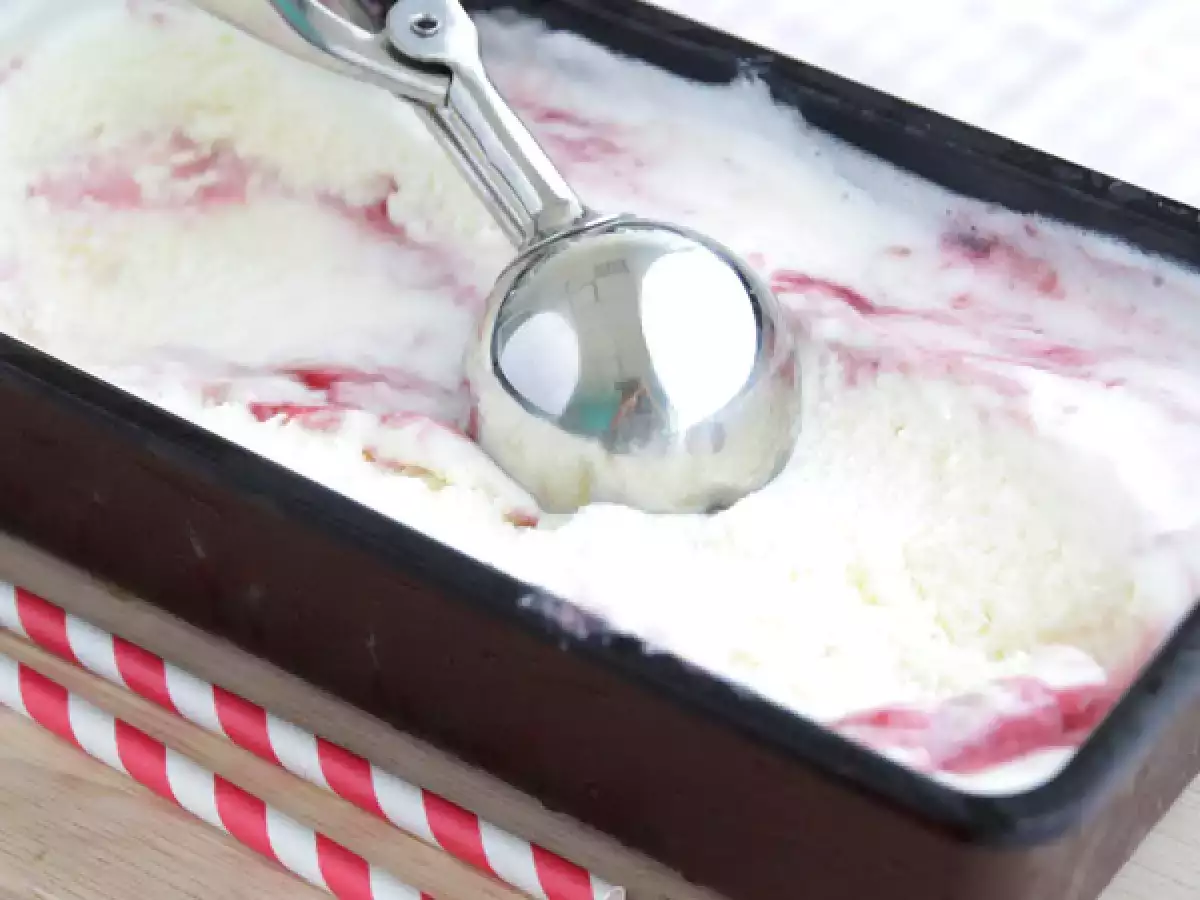 Yoghurtis med hindbær