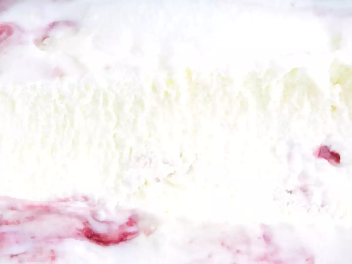 Yoghurtis med hindbær - foto 3