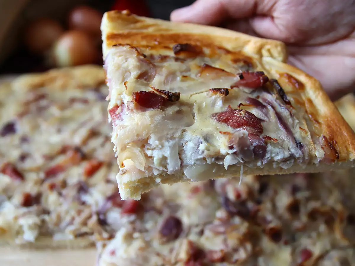 Zwiebelkuchen: den tyske tærte med bløde løg og bacontern - foto 4